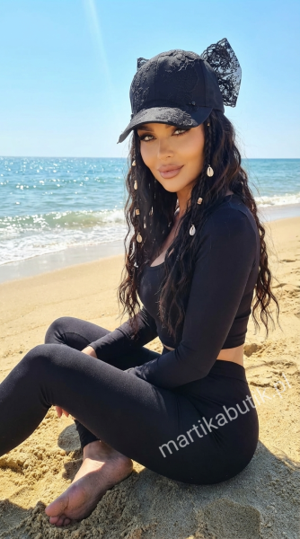 Czapka z daszkiem z koronką czarna