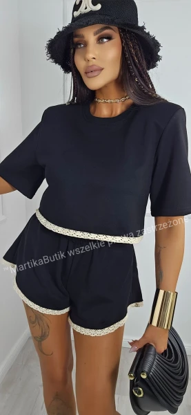 Dresowy set z ażurową koronką czarny LA MILLA