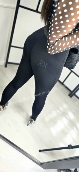 Legginsy z zapiętkami i haftem czarne